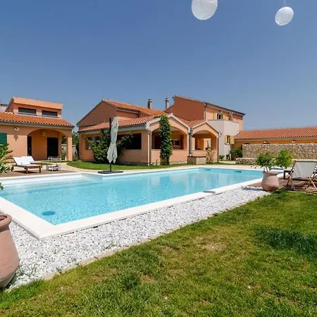 Grandiflora With Pool شقة *