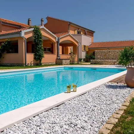 Grandiflora With Pool شقة
