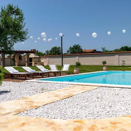 Grandiflora With Pool شقة *