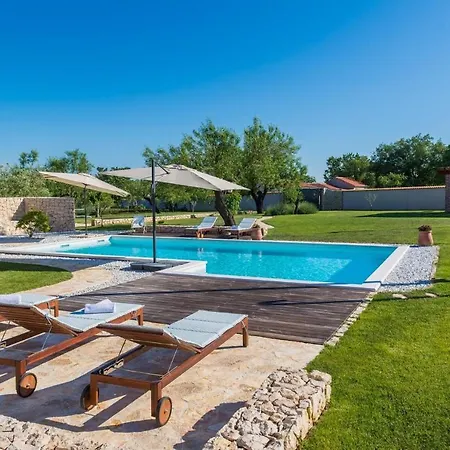 Grandiflora With Pool شقة