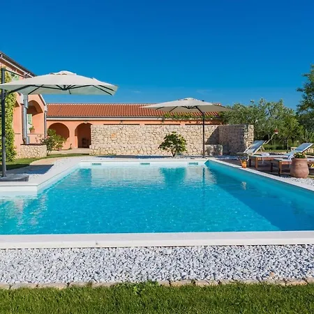 شقة Grandiflora With Pool Prkos