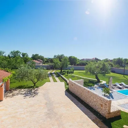Grandiflora With Pool