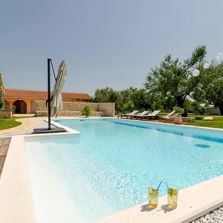 Grandiflora With Pool